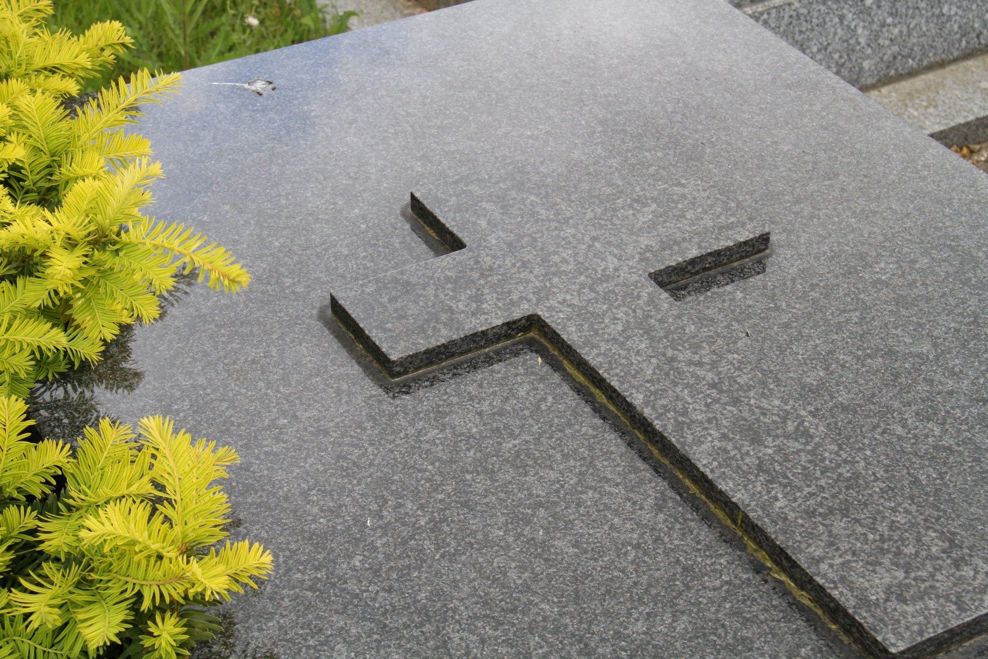 Monument funéraire avec une croix chrétienne