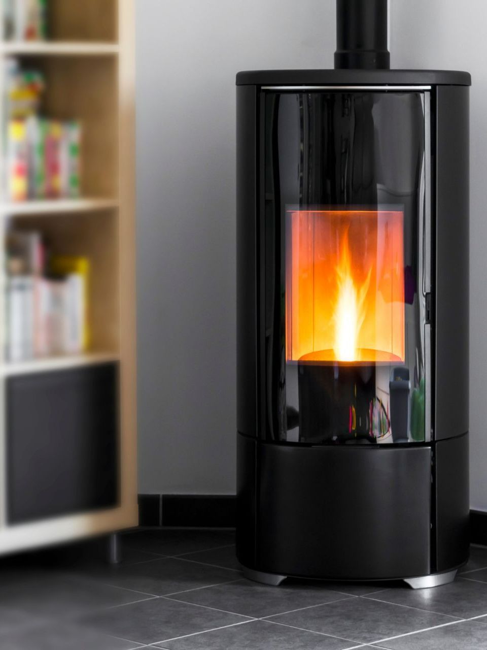 Poêle à granulés avec flammes et bibliothèque