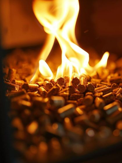 Poêle à granulés de bois dont les granulés en combustion se voient à travers une vitre