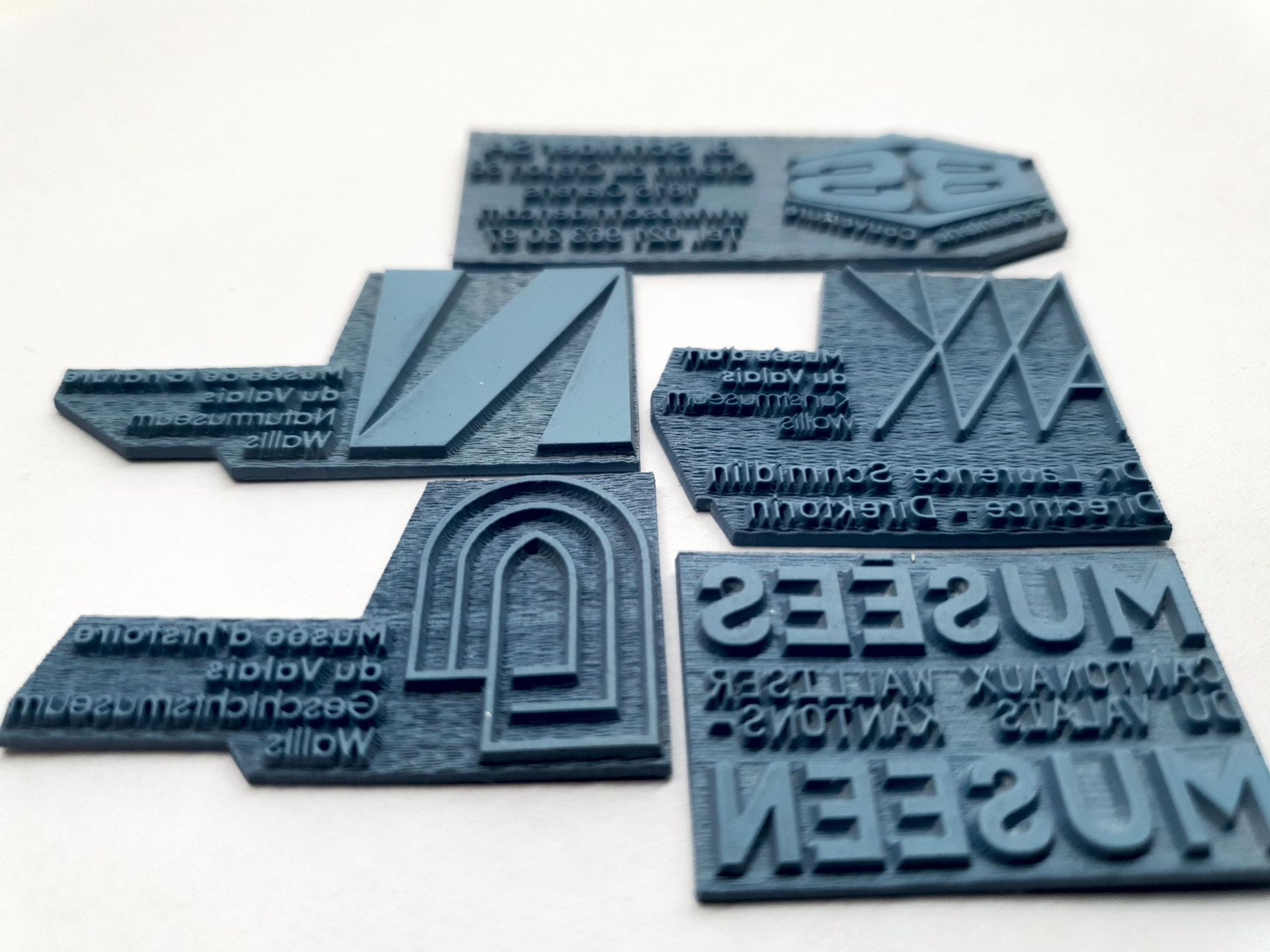 Un homme tamponne un document sur une table.