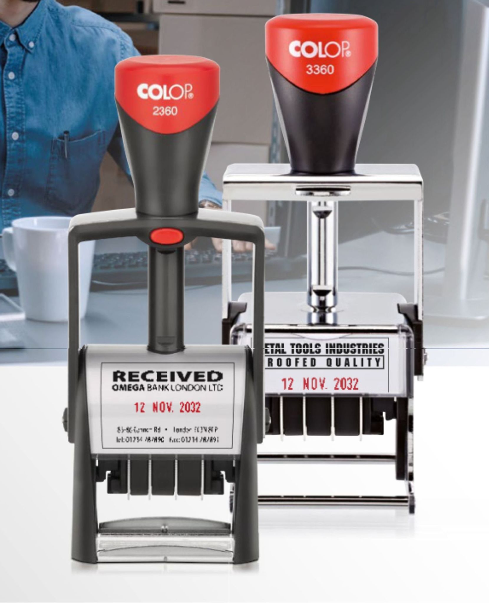 Une personne tamponne un document sur un presse-papiers.