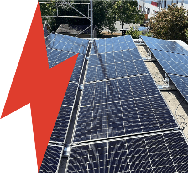 Eine Reihe von Solarmodulen auf einem Dach mit einem roten Blitz im Hintergrund, Volker Nitschke Elektro Stenglein