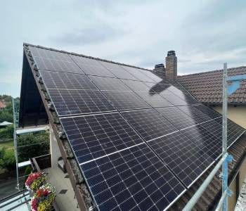 Auf dem Dach eines Hauses befinden sich viele Solarmodule. Volker Nitschke Elektro Stenglein