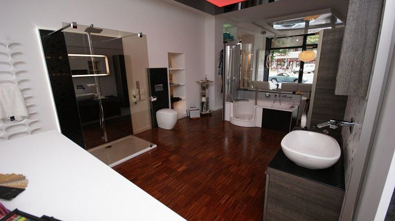 Schauraum mit modernem Badezimmer