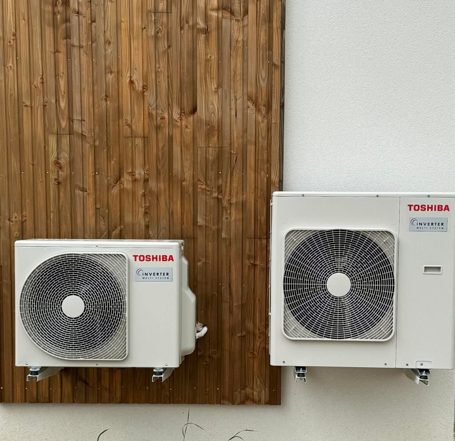 Deux unités extérieures de climatisation Toshiba.
