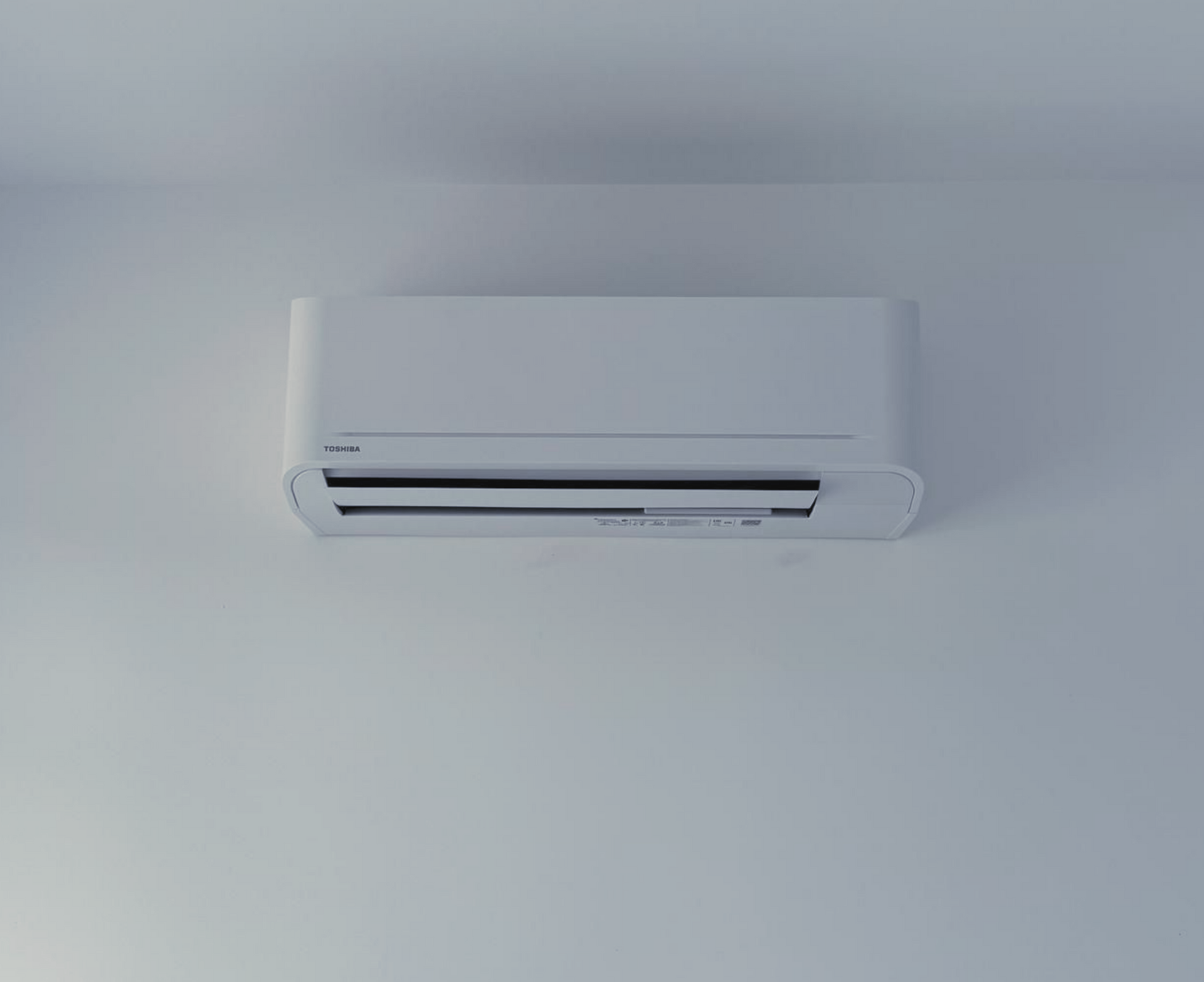 Unité de climatisation blanche fixée sur un mur.