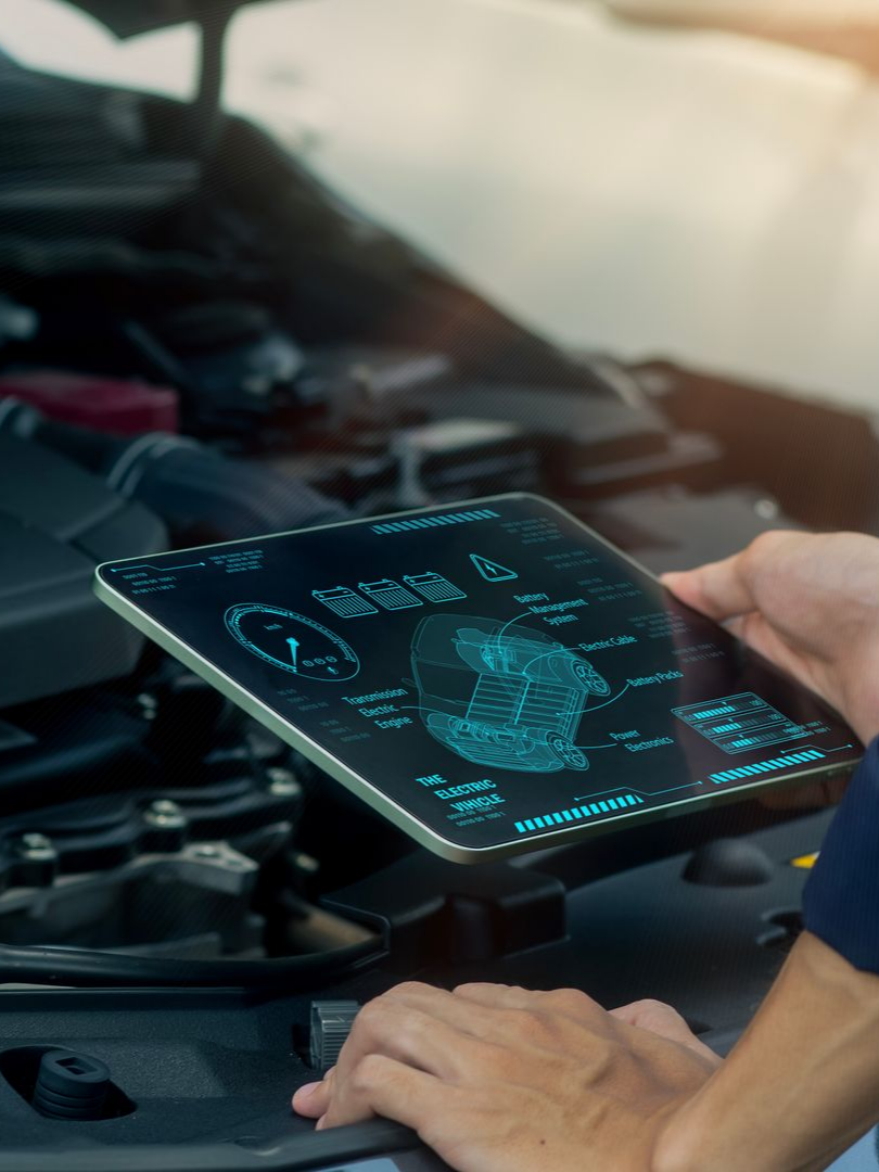 Un technicien utilise une tablette dotée d'un écran numérique de diagnostic.