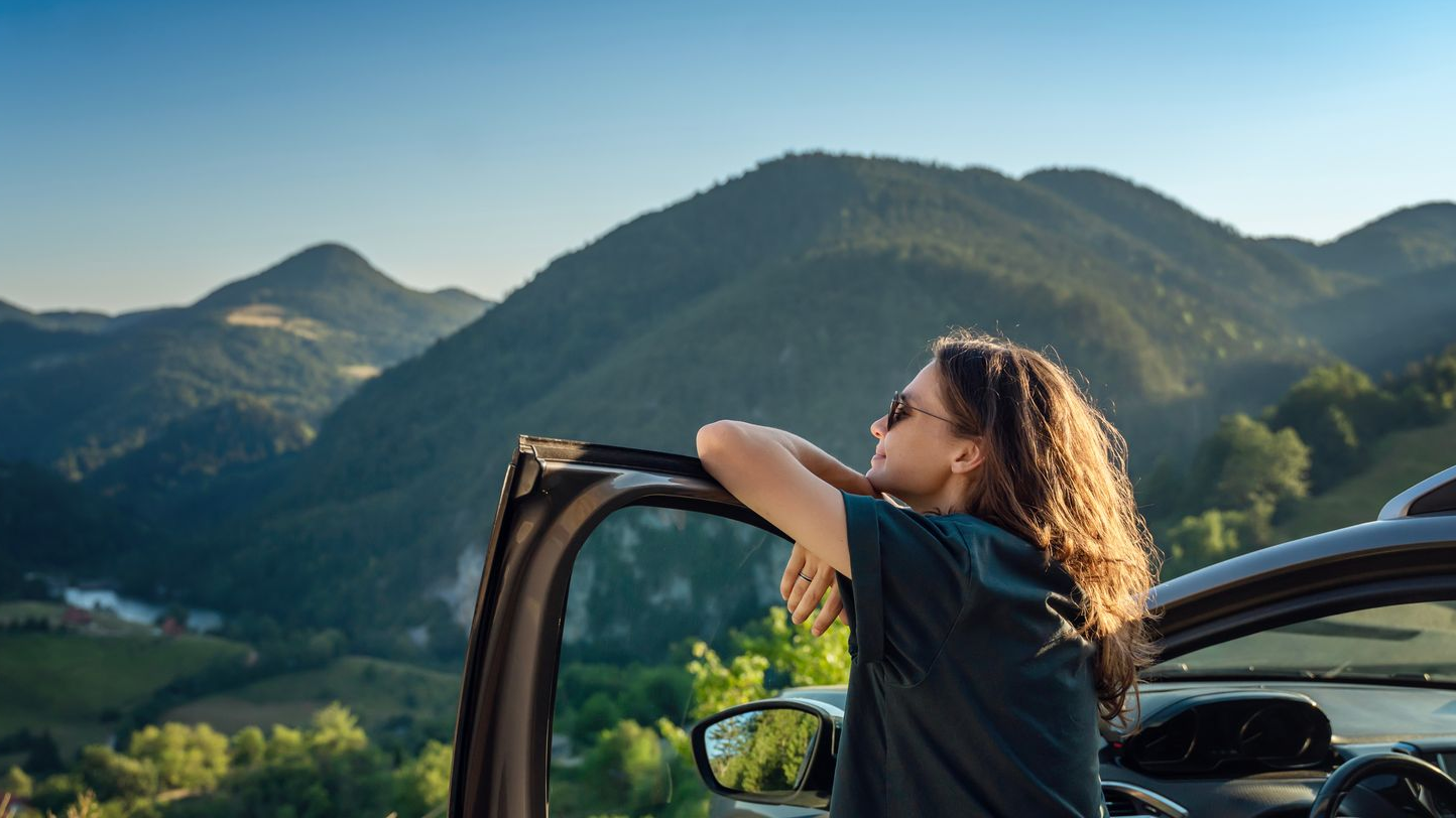 Un SUV Dacia Duster gris foncé exposé dans une salle d'exposition, vu de trois quarts avant.