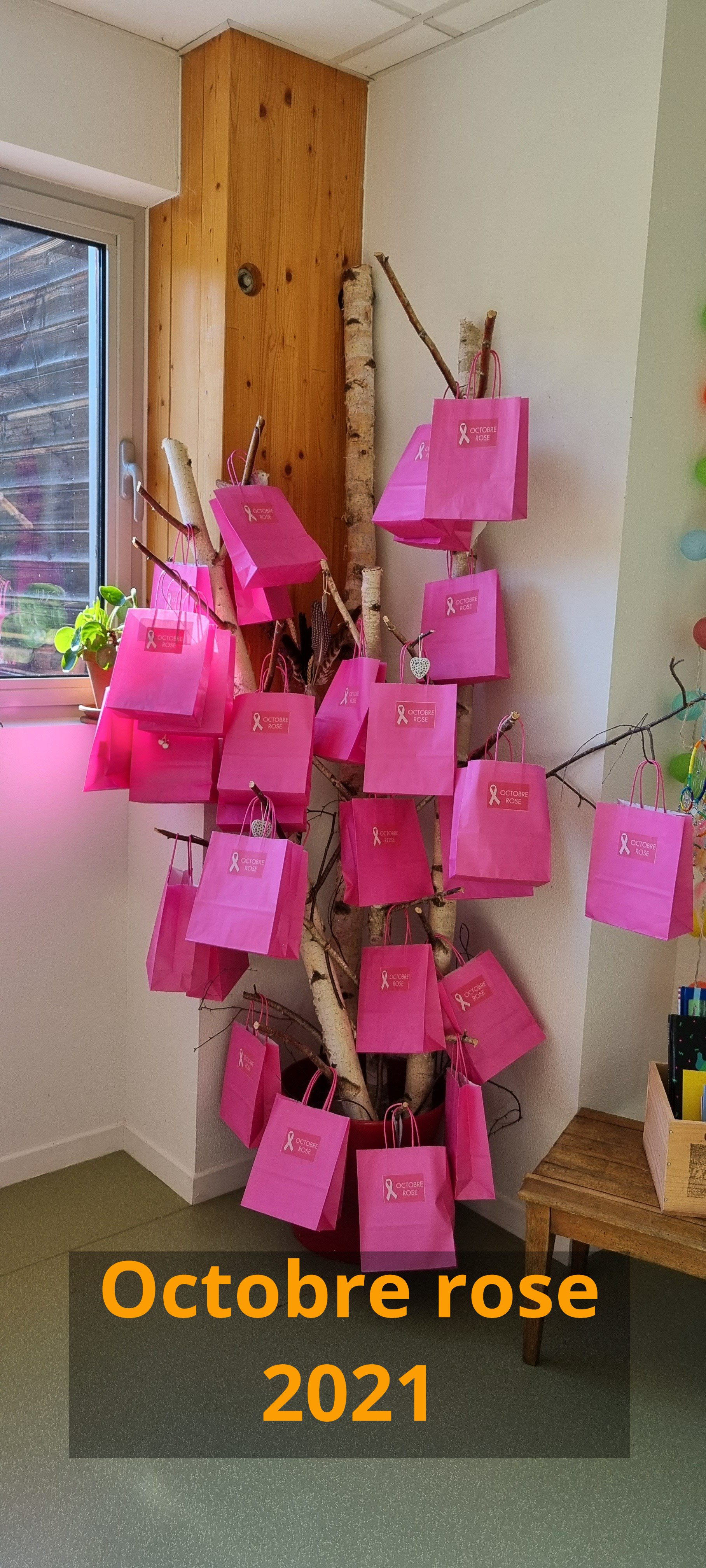 Branche d'arbres avec des sacs en papier rose