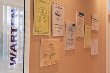 Dr. med. R. Bogesits Aufschneider Frauenärztin berät eine Frau