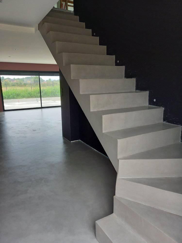 Rénovation d'escalier peinture noire