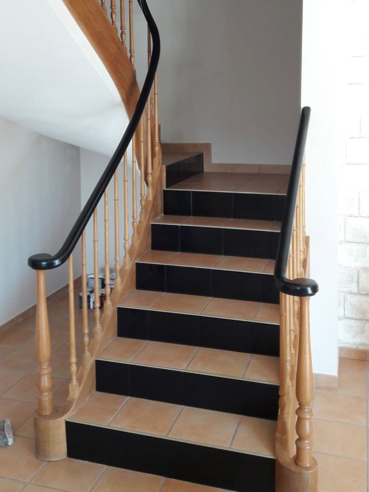 Escalier rénové avec des contremarches noires