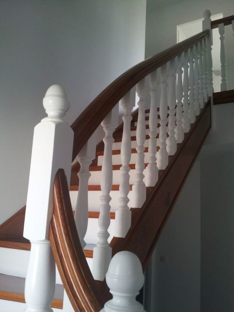 Escalier en bois blanc et brun repeint