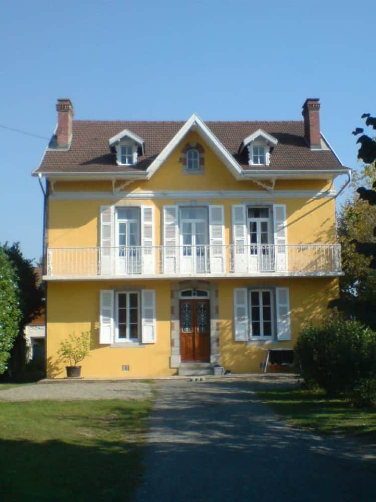 Rénovation de façade d'une maison avec les murs jaunes