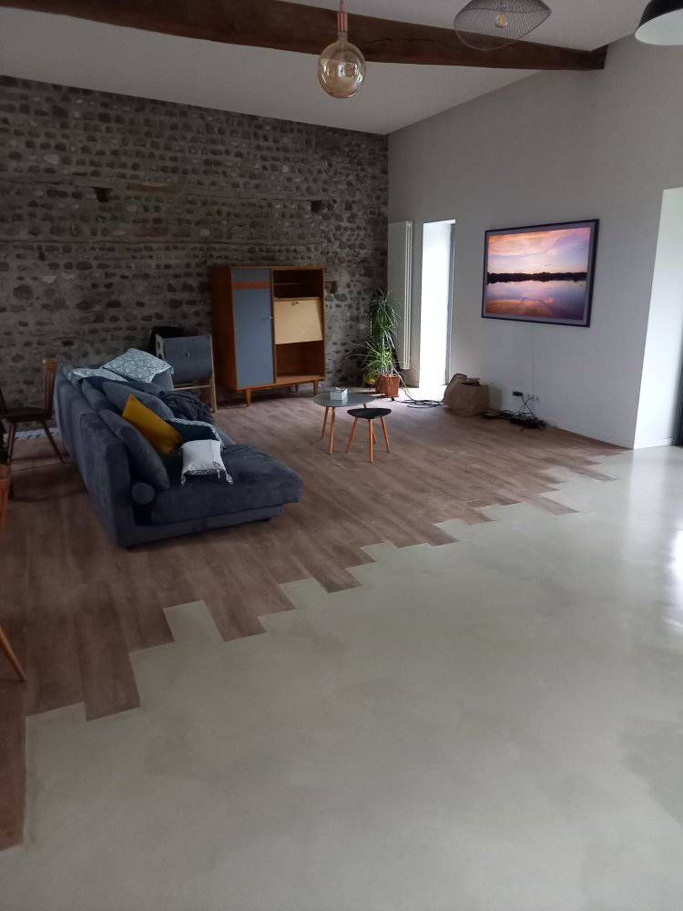 Revêtement de sol en béton ciré dans un salon