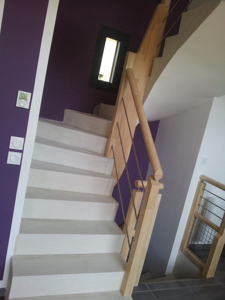 Rénovation d'escalier avec peinture violette