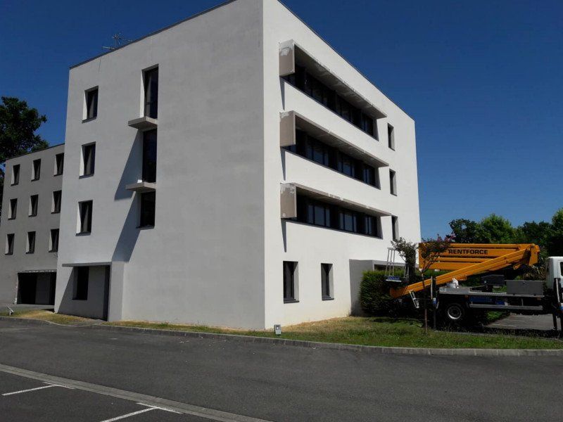 Peinture extérieure de bâtiment en blanc