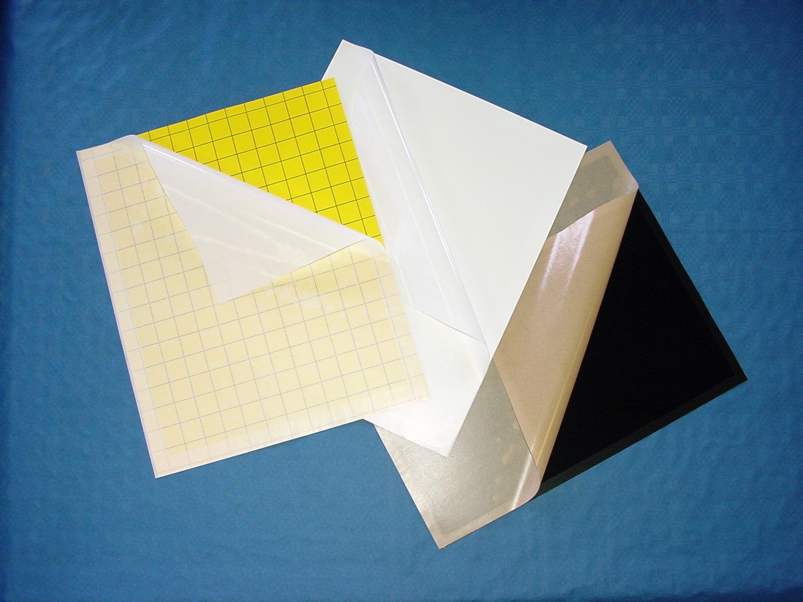 Klebefolien in schwarz, gelb und weiß