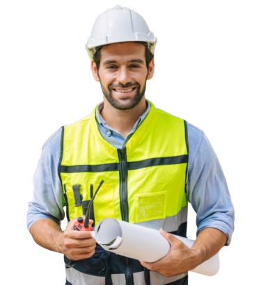 Un homme portant un casque et un gilet de sécurité, tenant des plans roulés et une radio, sourit.