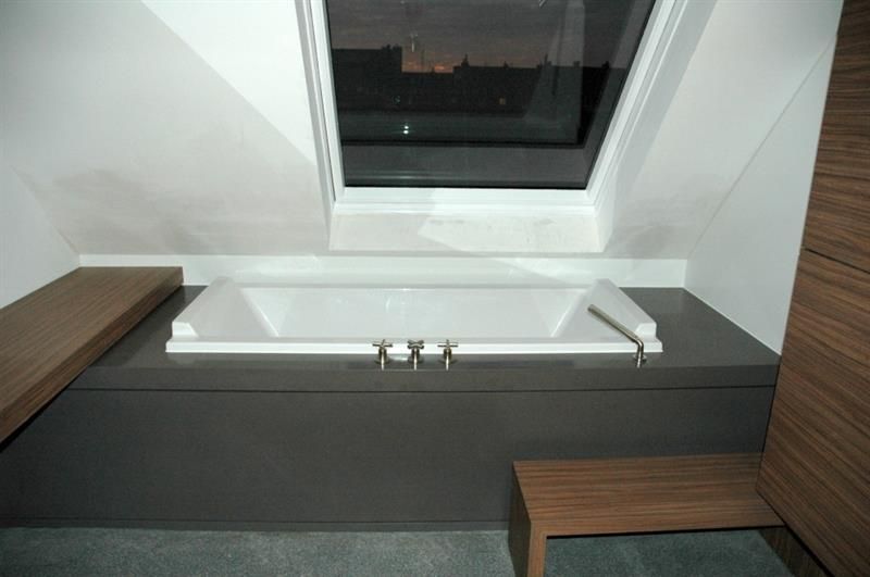 Eine Badewanne unter einem Oberlicht in einem Badezimmer