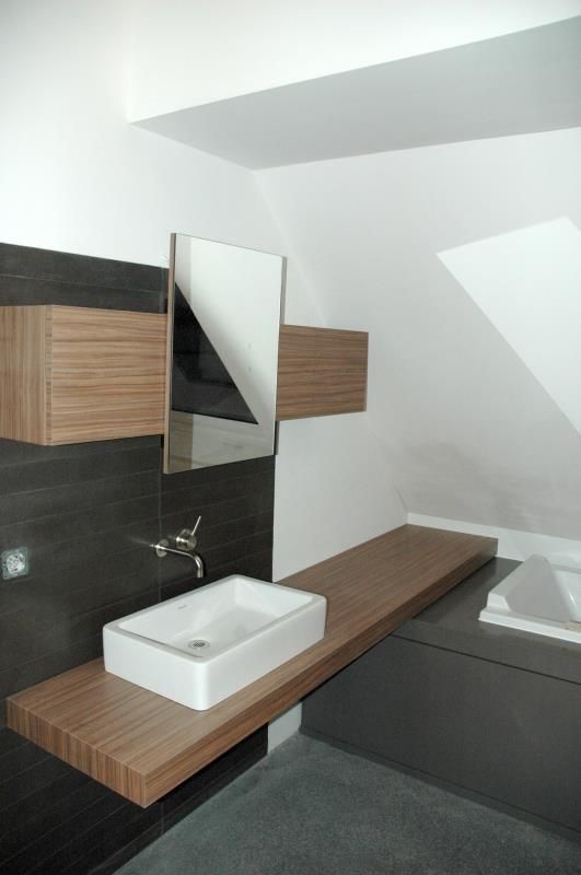 Ein Badezimmer mit Waschbecken und Spiegel an der Wand