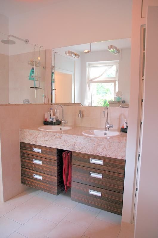 Ein Badezimmer mit zwei Waschbecken und einem großen Spiegel