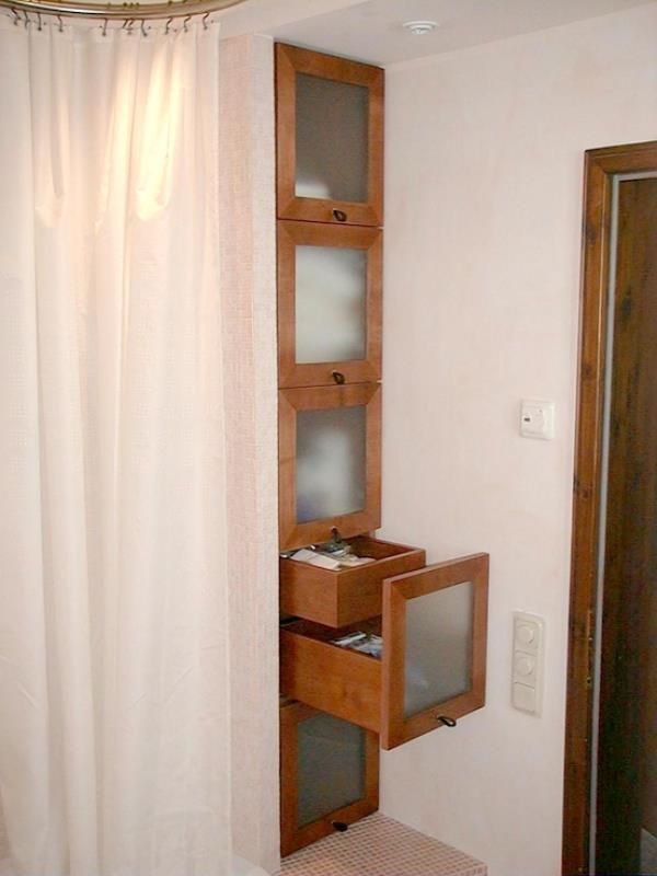 Ein Badezimmer mit Duschvorhang und Holzschubladen
