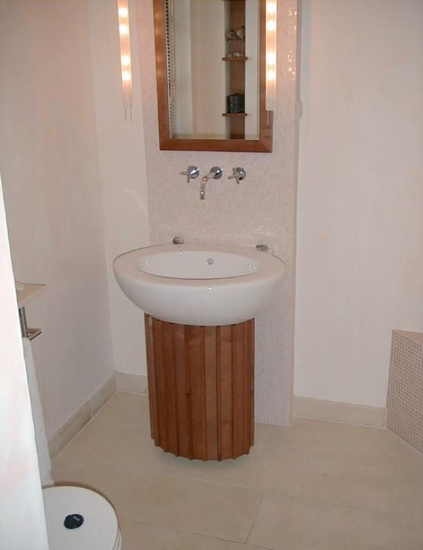 Ein Badezimmer mit Waschbecken und Spiegel an der Wand