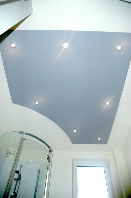 Ein Badezimmer mit einer blau-weißen Decke