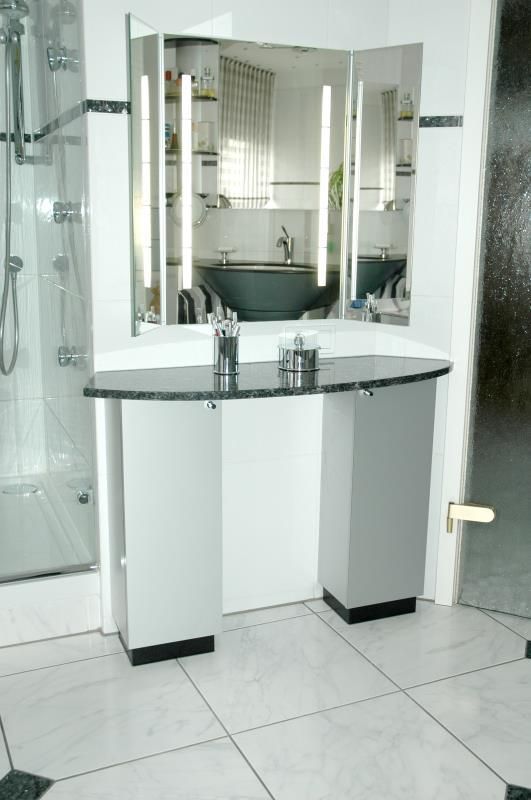 Ein Badezimmer mit zwei Waschbecken und zwei Spiegeln