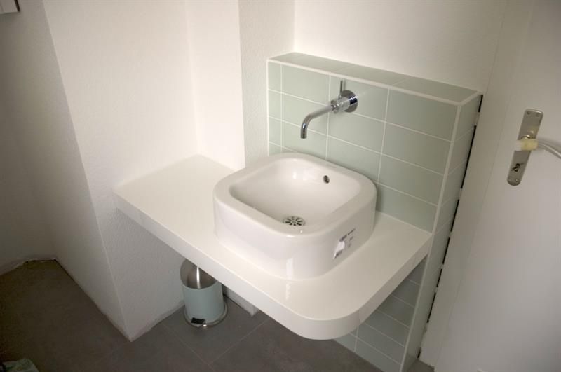 Ein Badezimmer mit Waschbecken und Mülleimer