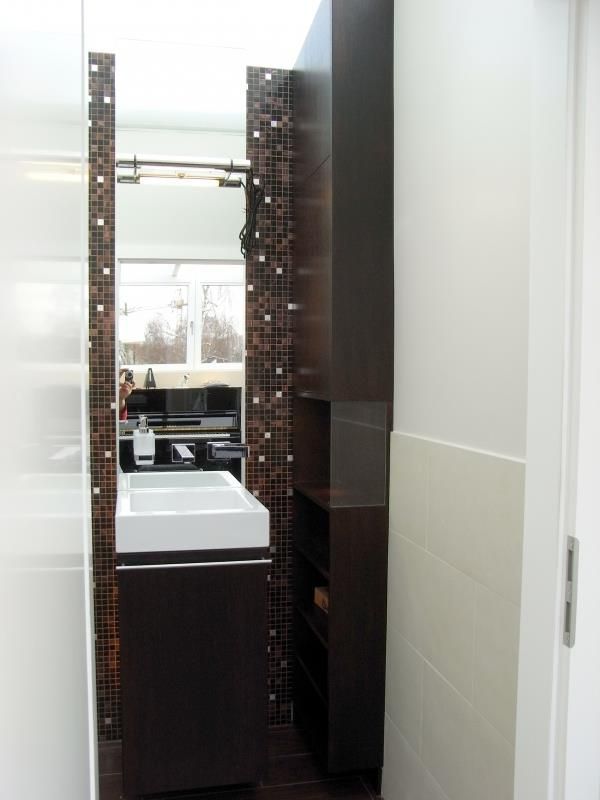 Ein Badezimmer mit zwei Waschbecken und einem großen Spiegel