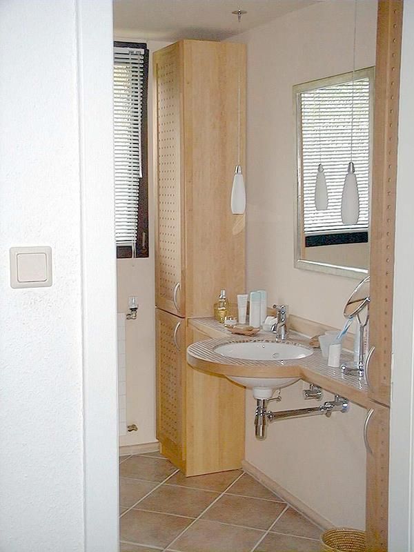 Ein Badezimmer mit Waschbecken, Spiegel und Fenster