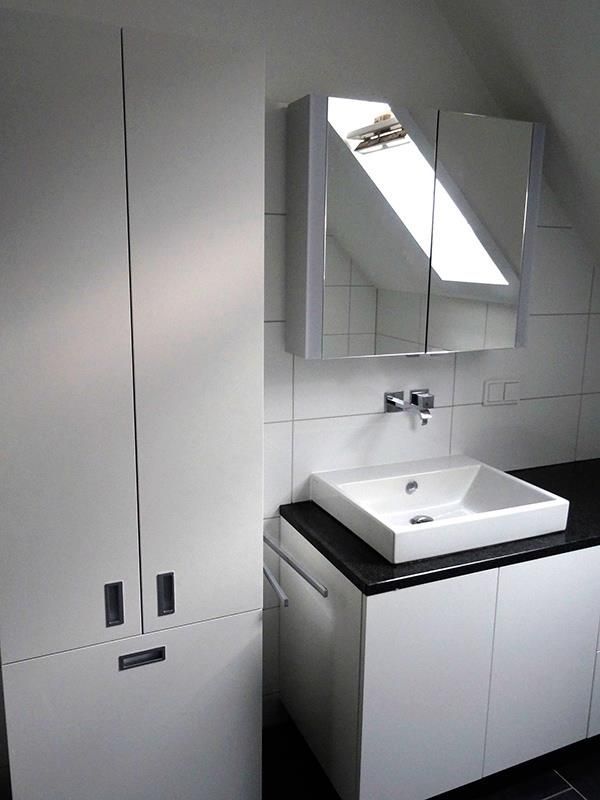 Ein Badezimmer mit einem Waschbecken und einem Spiegel darüber