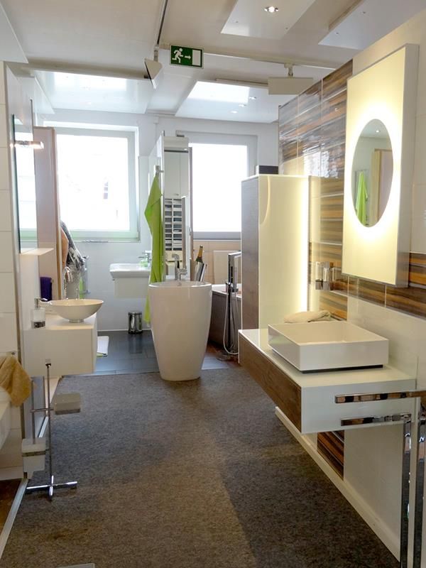 Ein Badezimmer mit einem grünen Notausgangsschild an der Decke