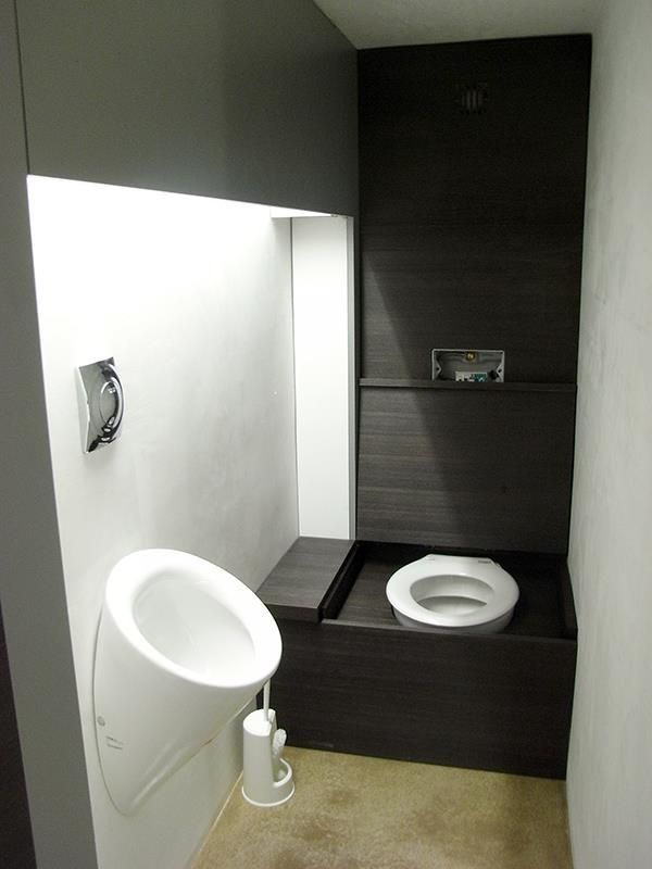Ein Badezimmer mit Urinal und Toilette