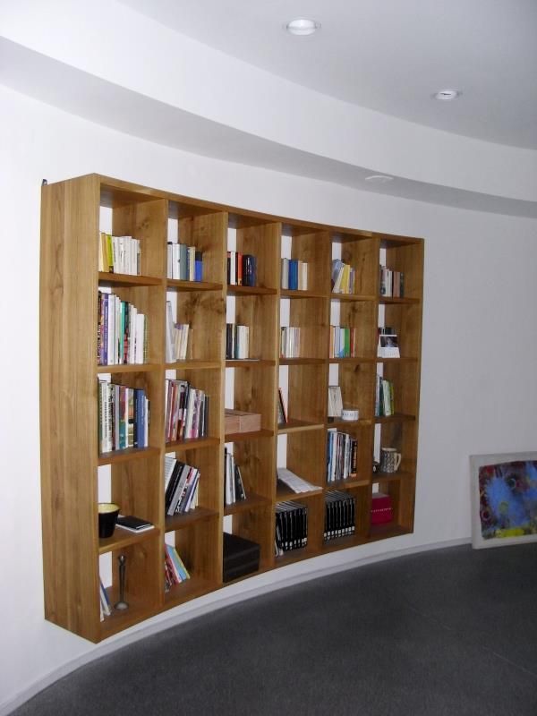 Ein Bücherregal mit vielen Büchern darauf