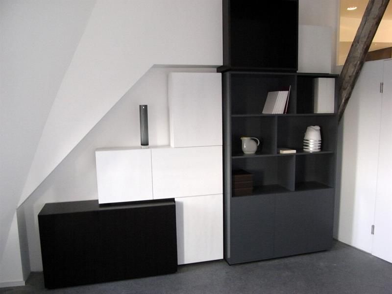 Ein schwarz-weißes Regal mit einer Vase darauf