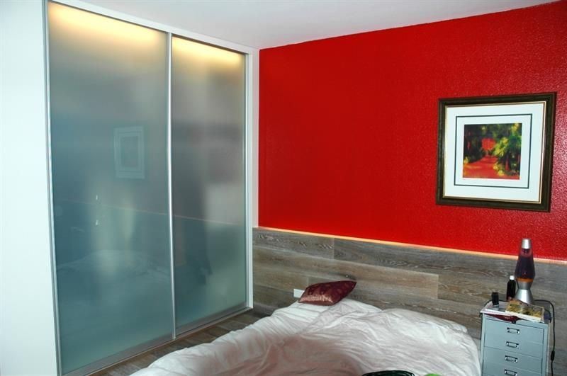 Ein Schlafzimmer mit einem Bett und einem Bild an der Wand