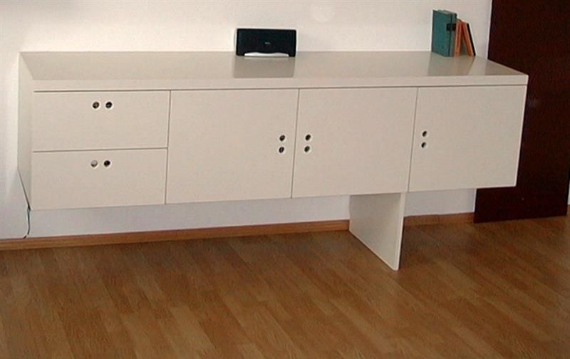 Ein weißer Schrank mit Schubladen und einem Drucker darauf