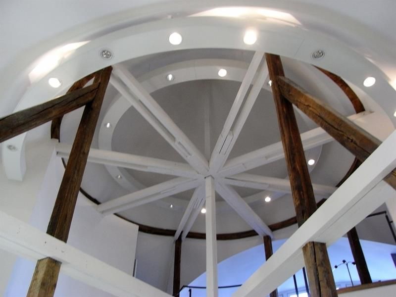 Blick nach oben zur Decke eines Gebäudes mit Holzbalken