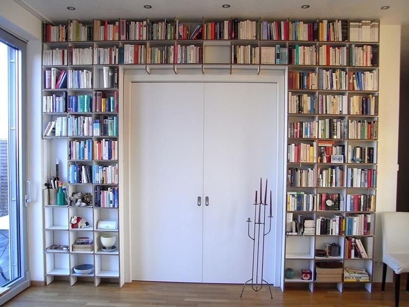 Ein Bücherregal mit vielen Büchern darauf