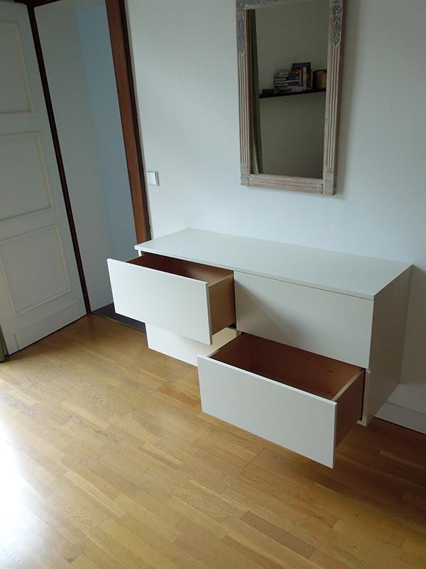 Eine Kommode mit zwei offenen Schubladen und einem Spiegel darüber