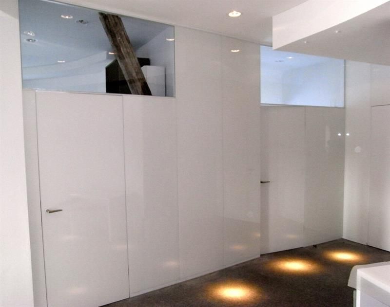 Ein Raum mit weißen Wänden und einem Spiegel an der Wand