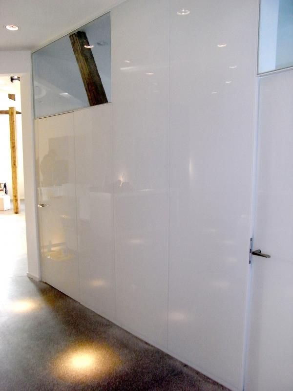 Ein Flur mit einer weißen Wand und einer Tür