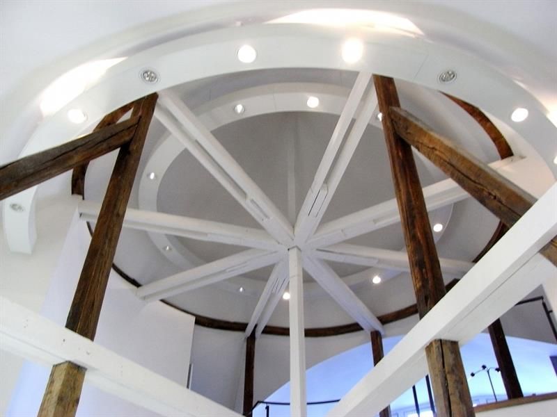 Blick nach oben zur Decke eines Gebäudes mit Holzbalken