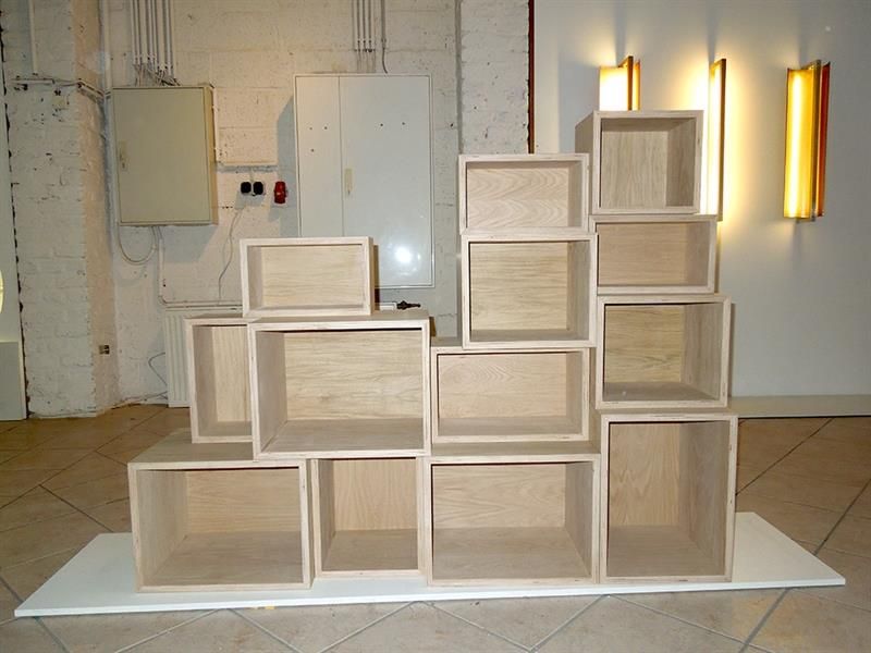 Ein Stapel Holzkisten sind übereinander gestapelt