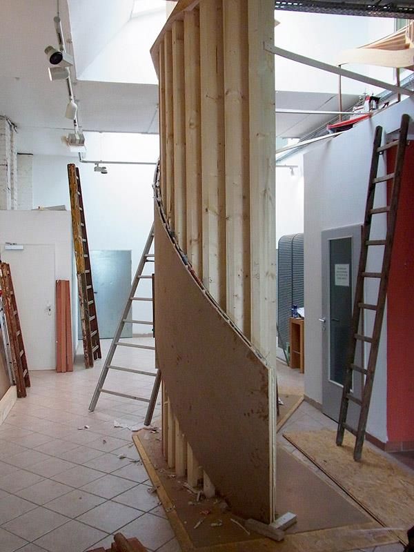 Ein Raum mit einer Holzwand und einer Leiter darin