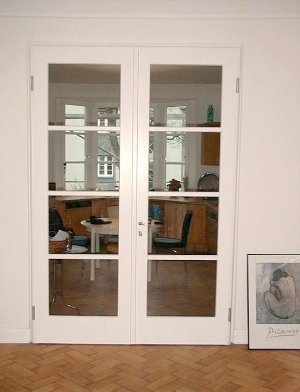 Ein Bild von Picasso hängt an einer Wand neben einer weißen Tür