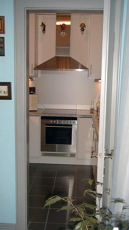 Eine Küche mit Geräten aus Edelstahl und weißen Schränken